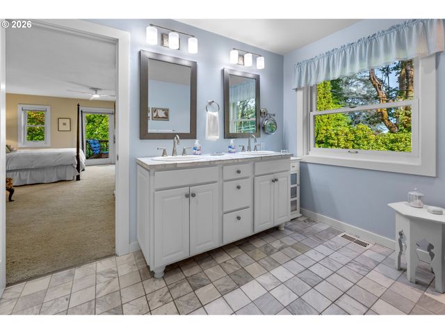 1932 Sw HIGHLAND Rd, Portland, OR 97221