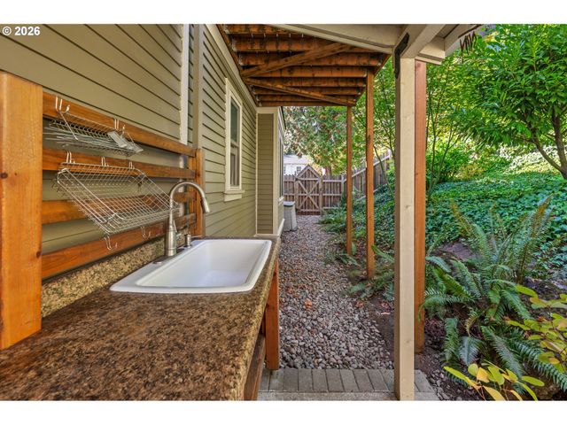 1932 Sw HIGHLAND Rd, Portland, OR 97221