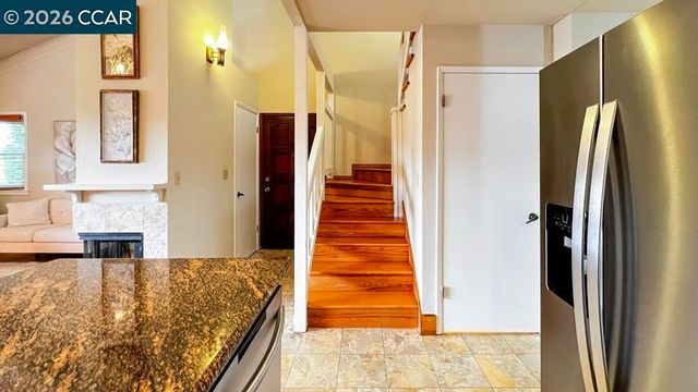 22 Holcomb Ct, Walnut Creek, CA 94596