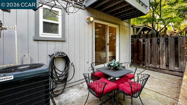 22 Holcomb Ct, Walnut Creek, CA 94596