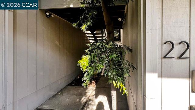 22 Holcomb Ct, Walnut Creek, CA 94596