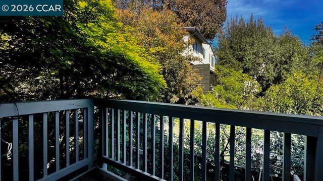 22 Holcomb Ct, Walnut Creek, CA 94596