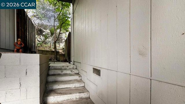 22 Holcomb Ct, Walnut Creek, CA 94596