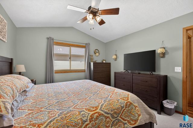 4219 E 37th St Street, Sioux Falls, SD 57103