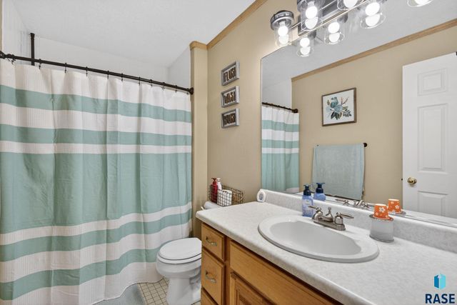 4219 E 37th St Street, Sioux Falls, SD 57103