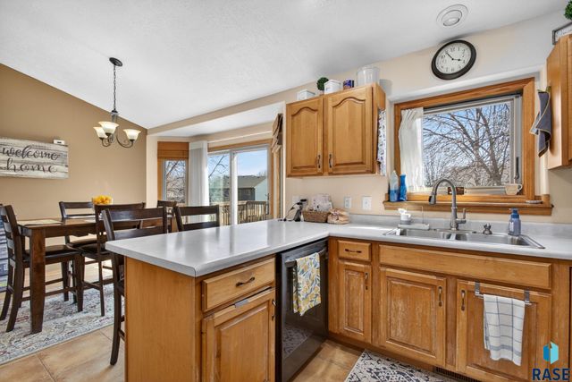 4219 E 37th St Street, Sioux Falls, SD 57103