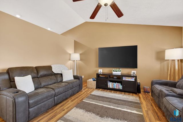 4219 E 37th St Street, Sioux Falls, SD 57103