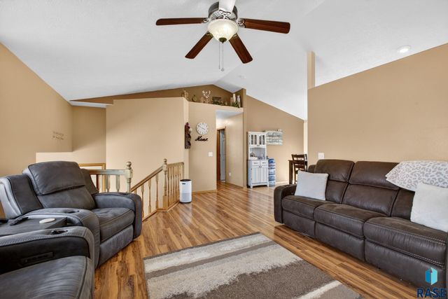 4219 E 37th St Street, Sioux Falls, SD 57103