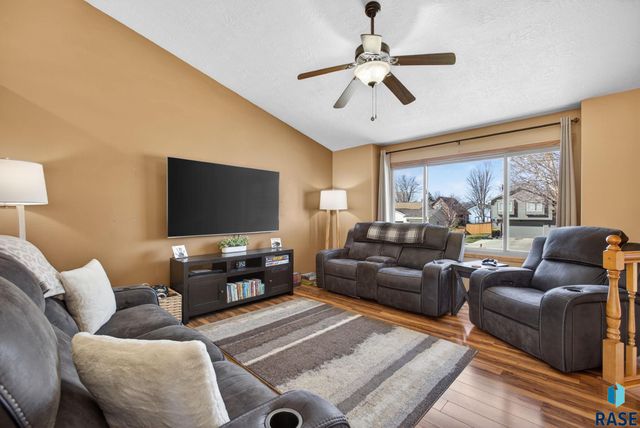 4219 E 37th St Street, Sioux Falls, SD 57103