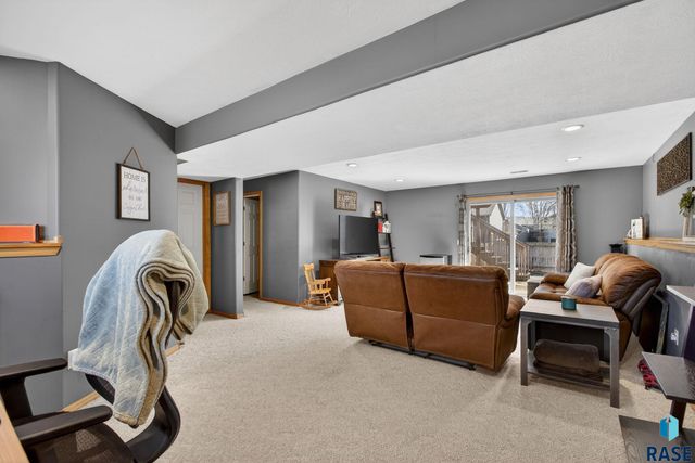 4219 E 37th St Street, Sioux Falls, SD 57103