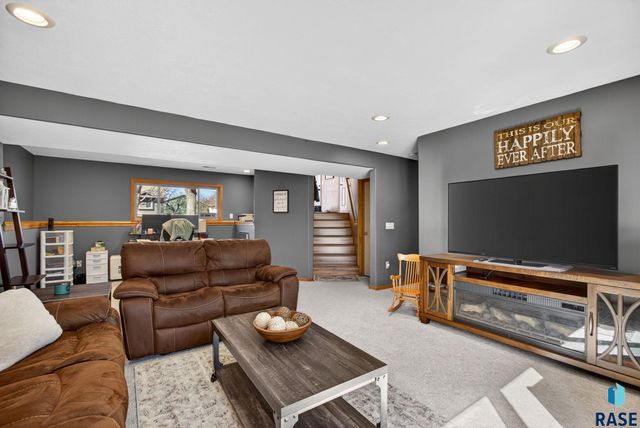 4219 E 37th St Street, Sioux Falls, SD 57103