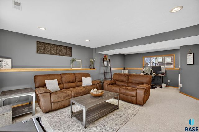 4219 E 37th St Street, Sioux Falls, SD 57103