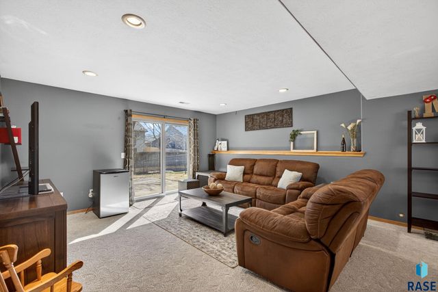 4219 E 37th St Street, Sioux Falls, SD 57103