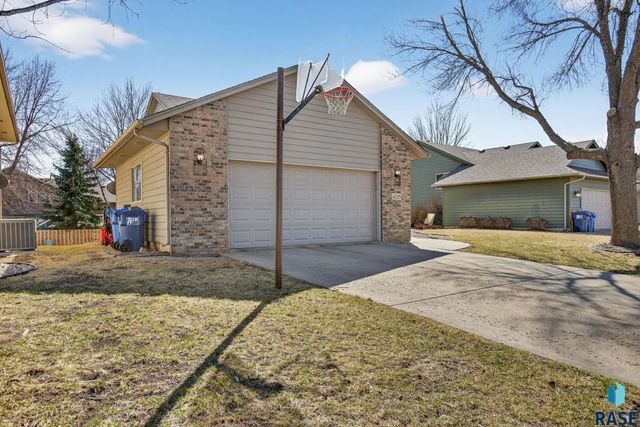4219 E 37th St Street, Sioux Falls, SD 57103