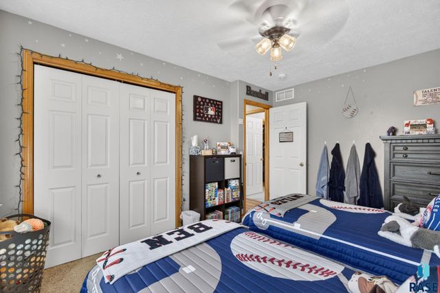 4219 E 37th St Street, Sioux Falls, SD 57103