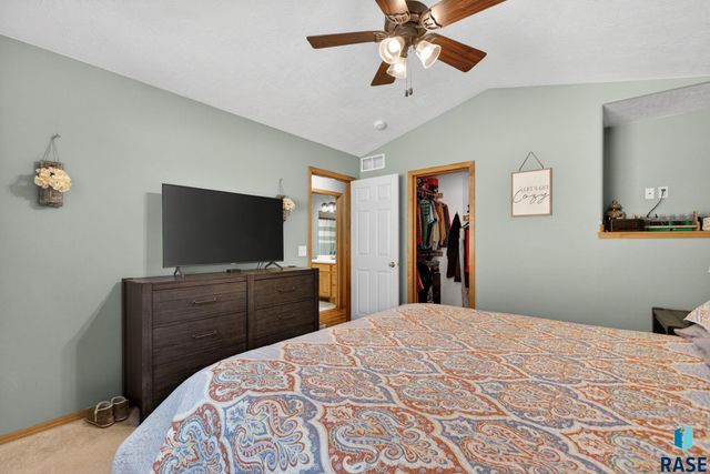 4219 E 37th St Street, Sioux Falls, SD 57103