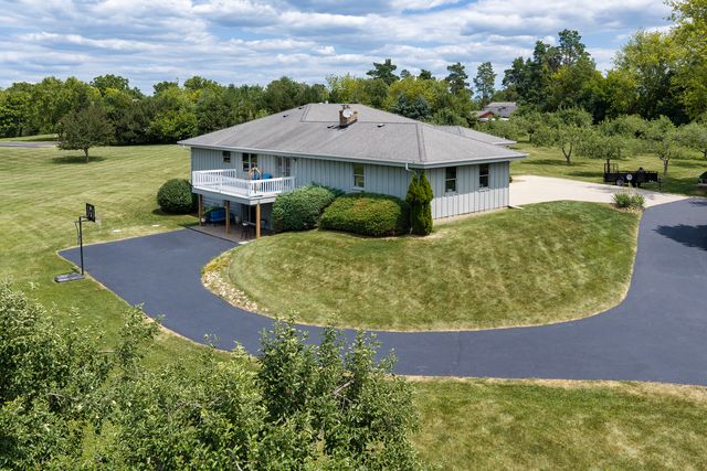 195 Clover Hill Lane, North Barrington, IL 60010
