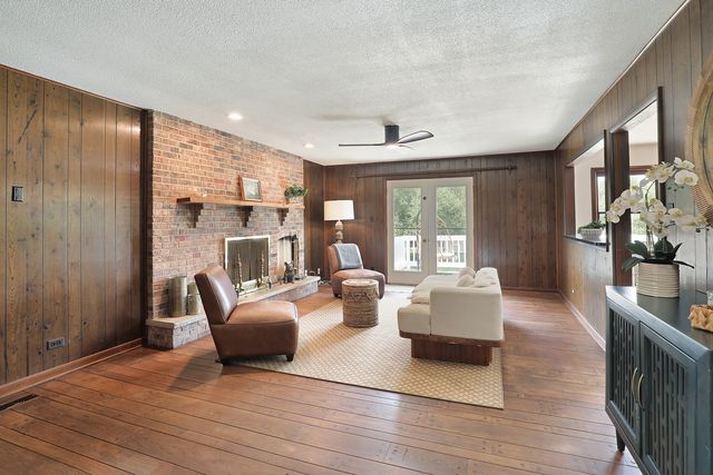 195 Clover Hill Lane, North Barrington, IL 60010