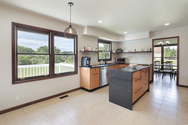 195 Clover Hill Lane, North Barrington, IL 60010