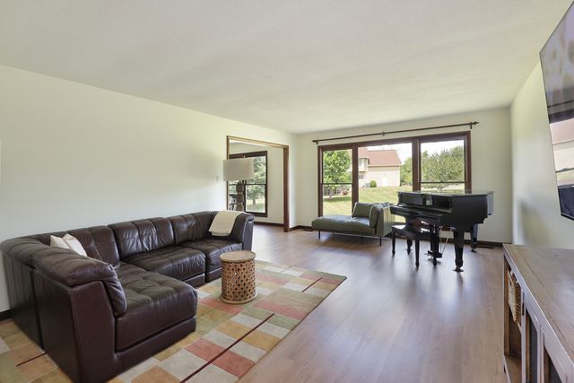 195 Clover Hill Lane, North Barrington, IL 60010