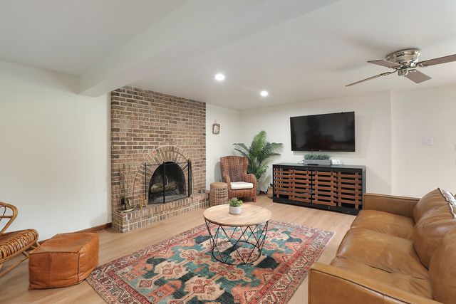 195 Clover Hill Lane, North Barrington, IL 60010