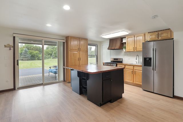 195 Clover Hill Lane, North Barrington, IL 60010