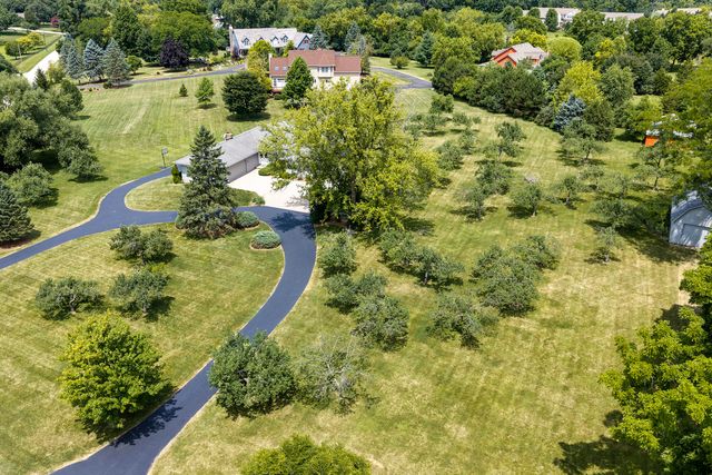 195 Clover Hill Lane, North Barrington, IL 60010