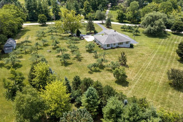 195 Clover Hill Lane, North Barrington, IL 60010