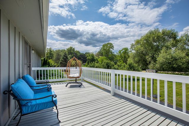 195 Clover Hill Lane, North Barrington, IL 60010