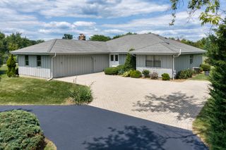 195 Clover Hill Lane, North Barrington, IL 60010