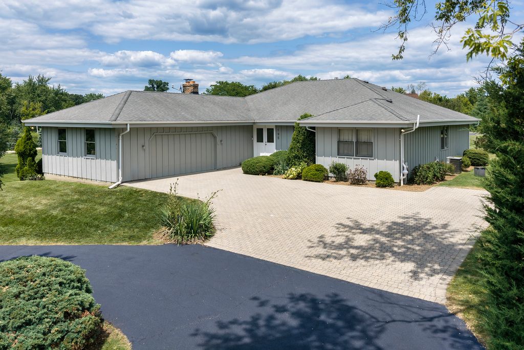 195 Clover Hill Lane, North Barrington, IL 60010