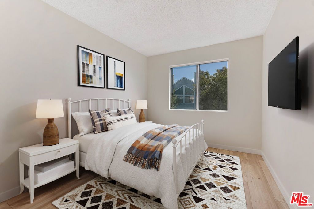 Image 10 of property listing at 18316 Hatteras Street 21, Tarzana, CA 91356