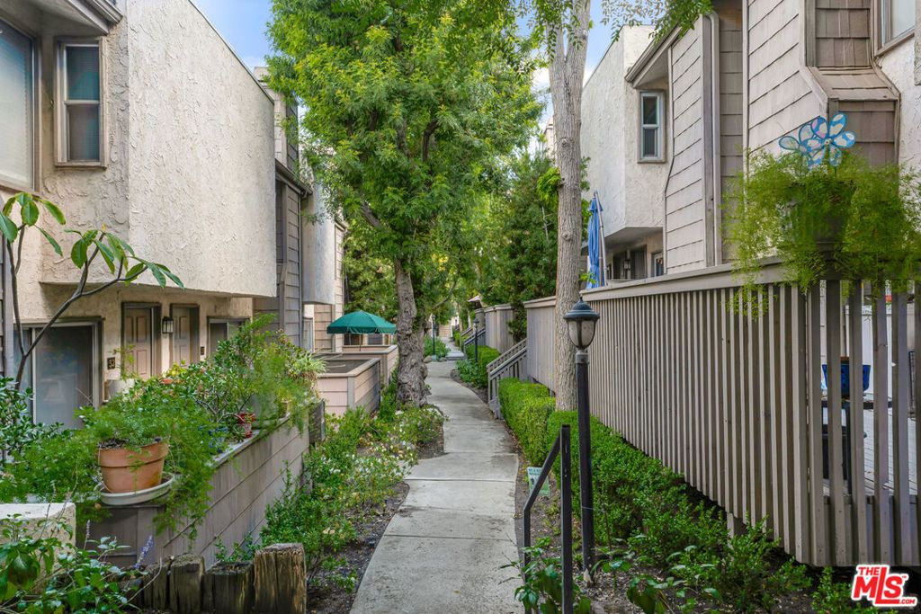 Image 14 of property listing at 18316 Hatteras Street 21, Tarzana, CA 91356