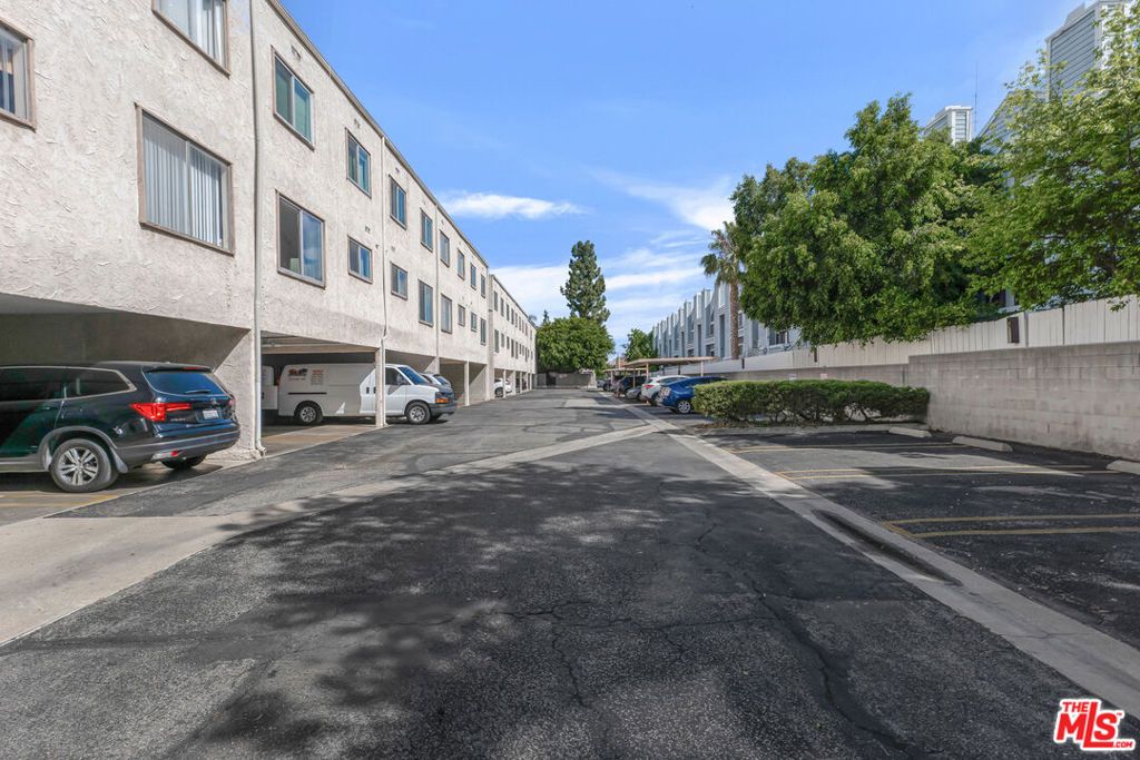 Image 16 of property listing at 18316 Hatteras Street 21, Tarzana, CA 91356