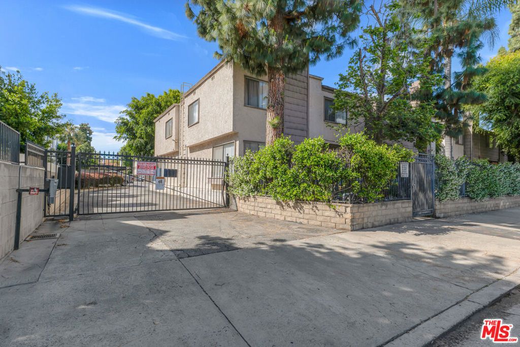 Image 17 of property listing at 18316 Hatteras Street 21, Tarzana, CA 91356