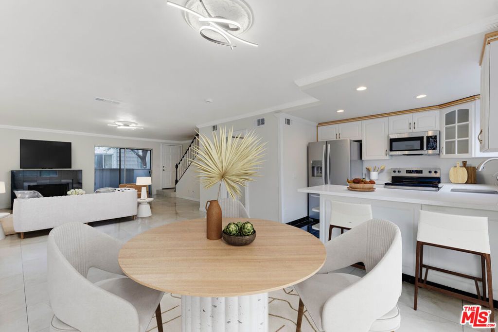 Image 2 of property listing at 18316 Hatteras Street 21, Tarzana, CA 91356