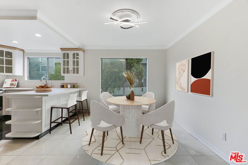 Image 3 of property listing at 18316 Hatteras Street 21, Tarzana, CA 91356