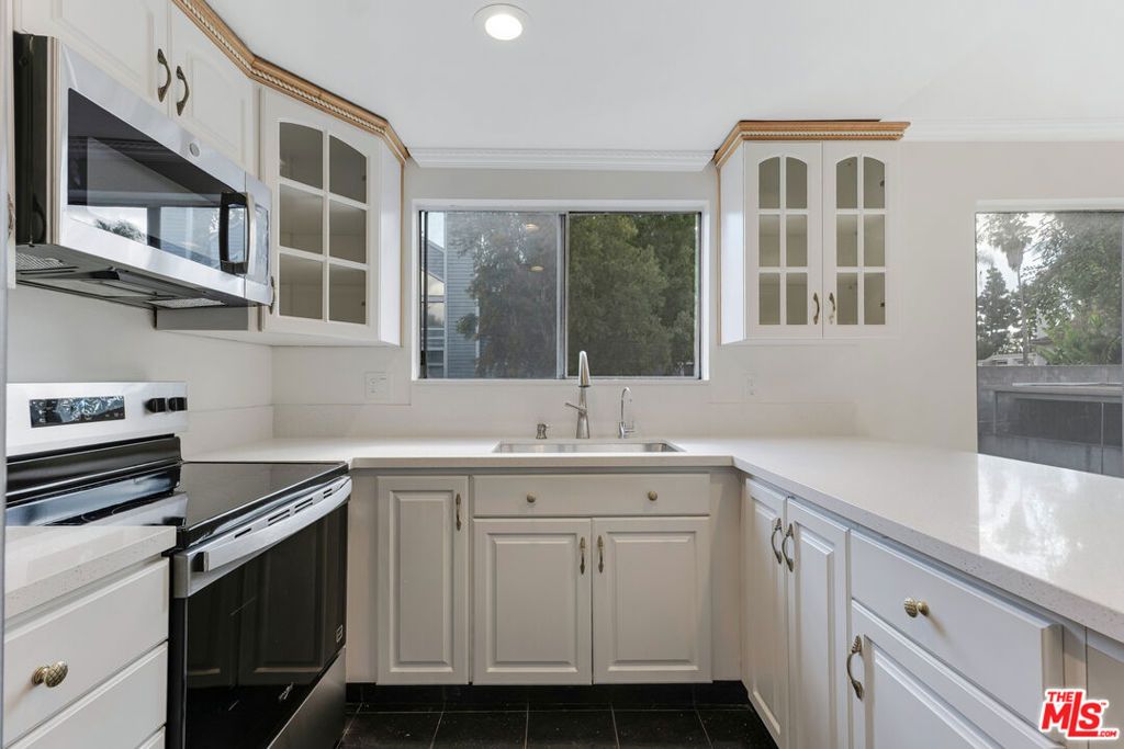 Image 5 of property listing at 18316 Hatteras Street 21, Tarzana, CA 91356