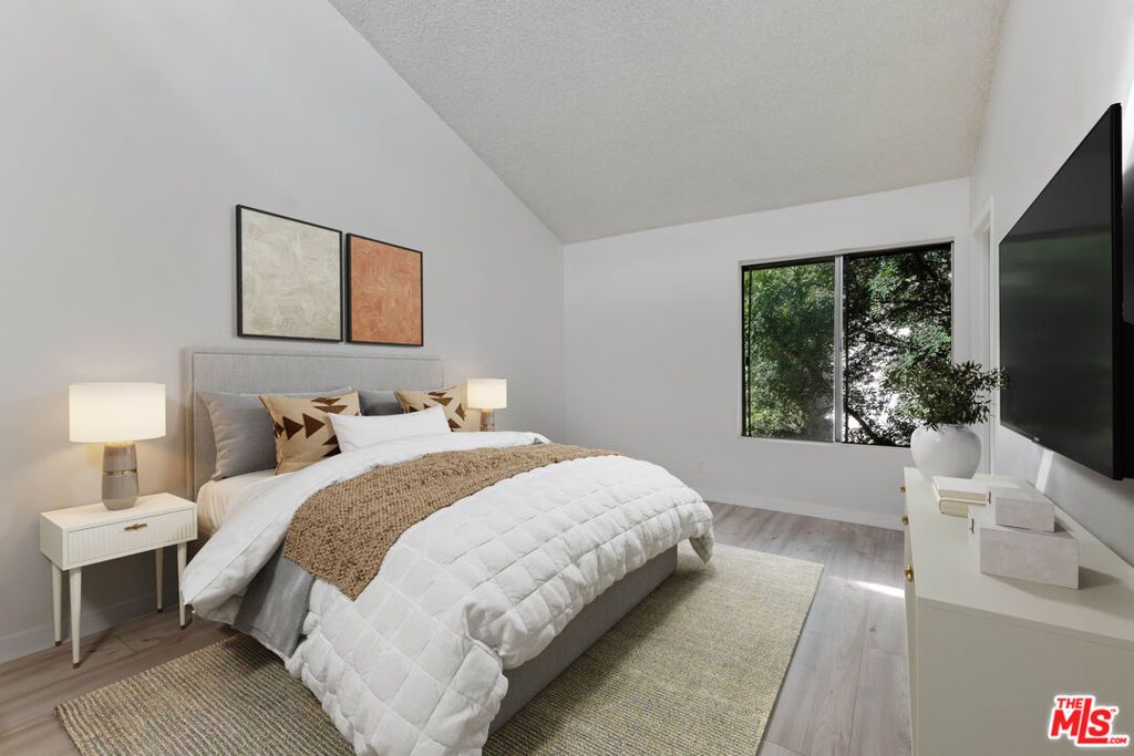 Image 7 of property listing at 18316 Hatteras Street 21, Tarzana, CA 91356