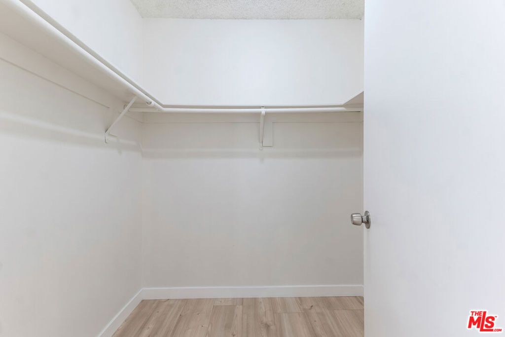 Image 9 of property listing at 18316 Hatteras Street 21, Tarzana, CA 91356