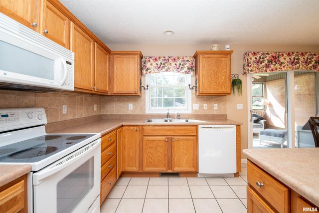 10 ELK Court, Washington, IL 61571