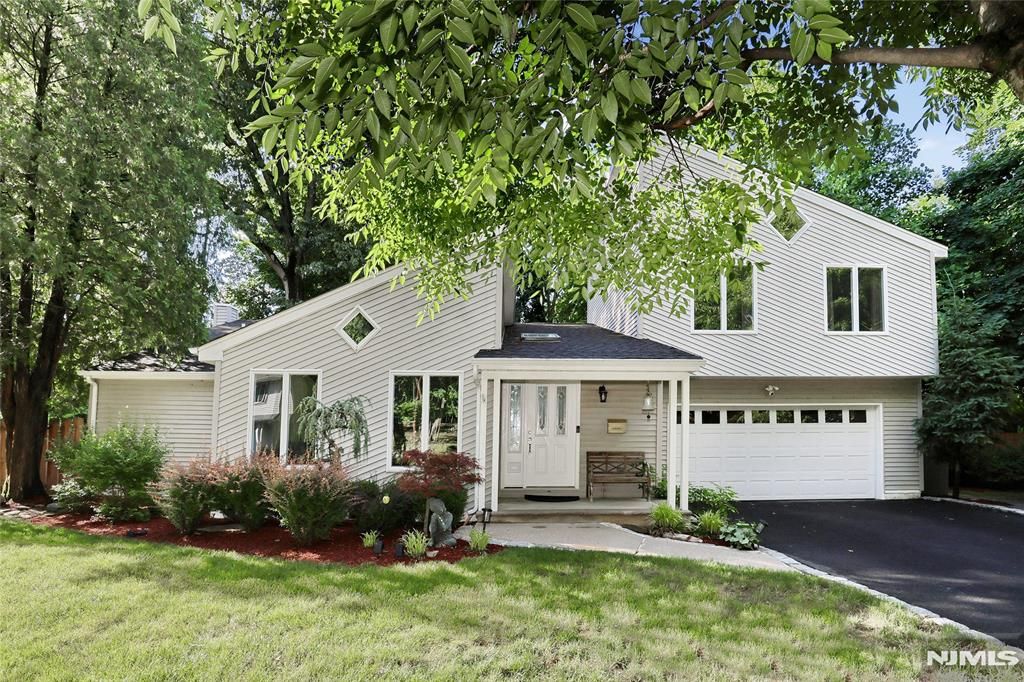 69 Pittis Avenue, Allendale, NJ 07401