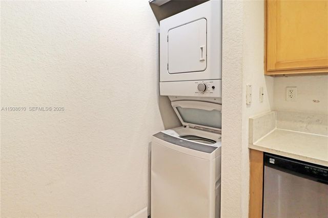 6001 SW 70th St 249, South Miami, FL 33143