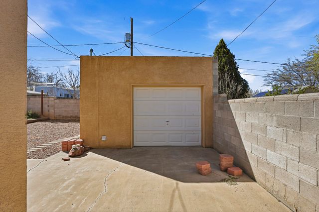 2920 Burton Avenue SE, Albuquerque, NM 87106
