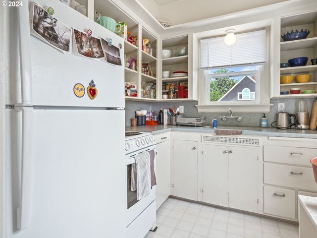 414 W 12TH St, Vancouver, WA 98660