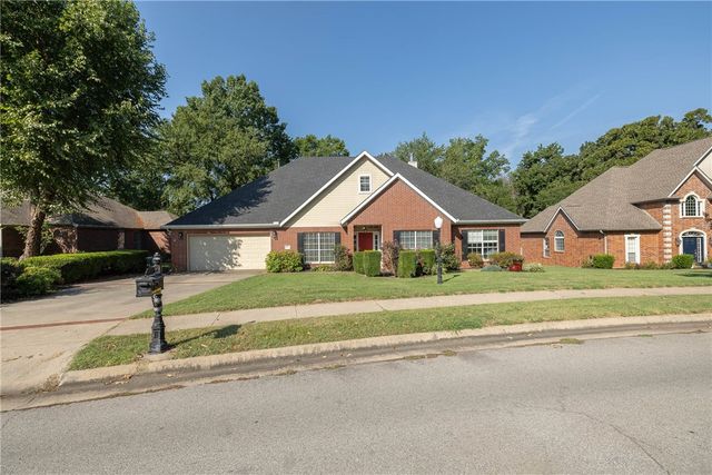 2899 N Brookbury Xing, Fayetteville, AR 72703