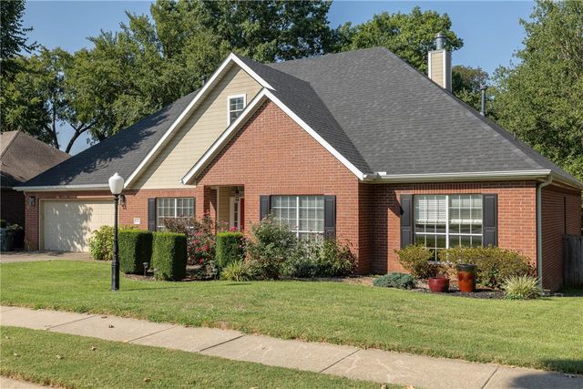 2899 N Brookbury Xing, Fayetteville, AR 72703