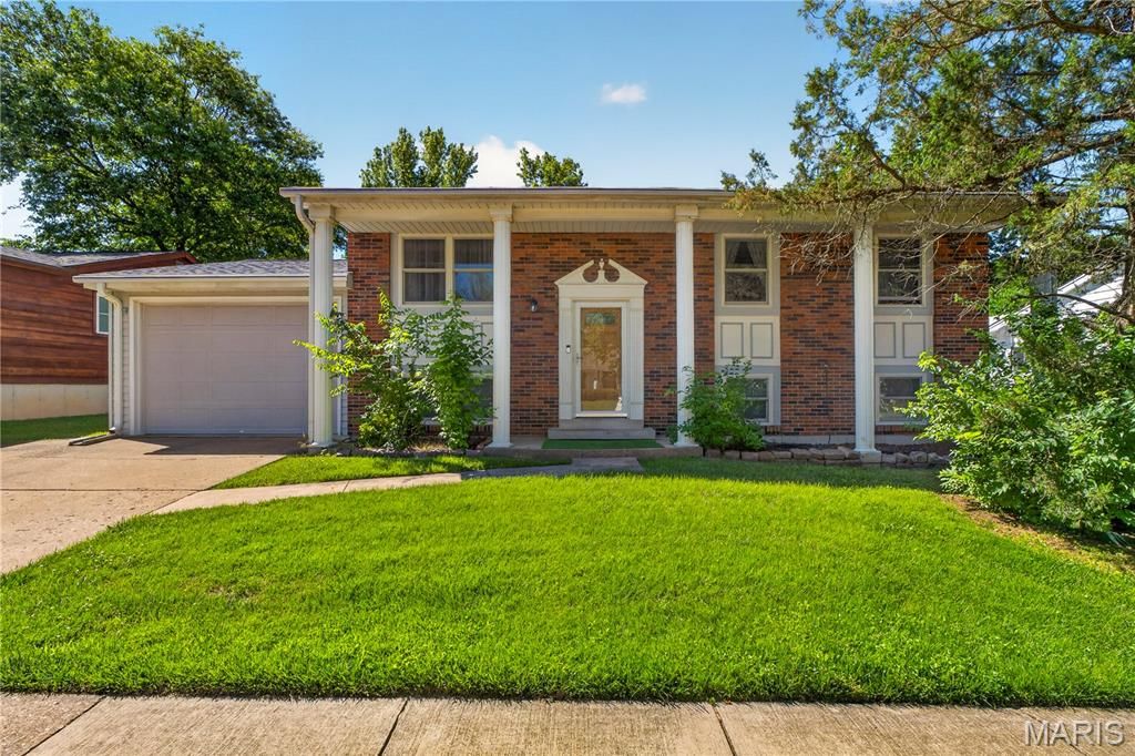 658 Green Forest Drive, Fenton, MO 63026