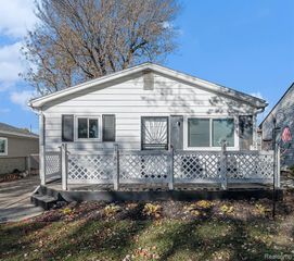 166 W Coy Avenue, Hazel Park, MI 48030