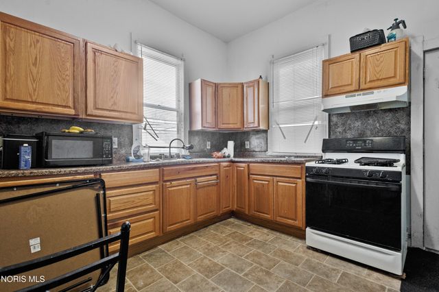 906 Oakwood Avenue, Toledo, OH 43607